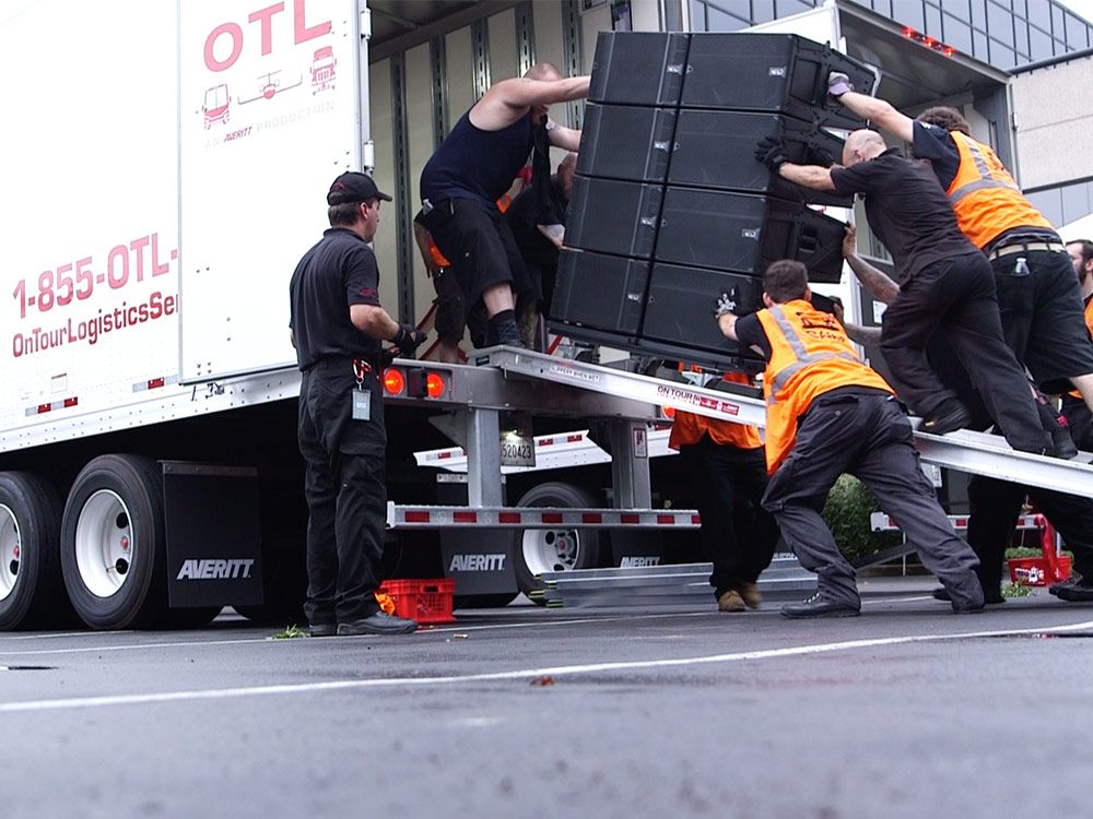 averitt-on-tour-logistics-crew-loading-gear